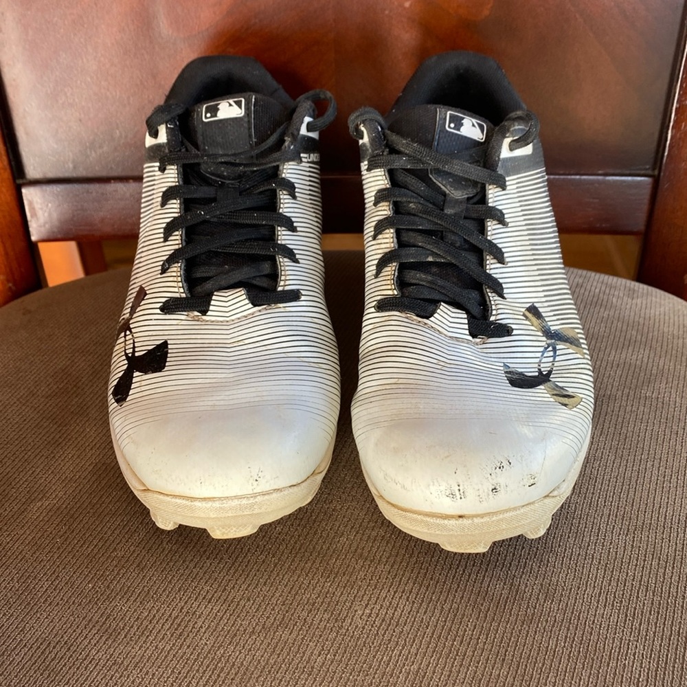 Under Armour boys baseball cleats